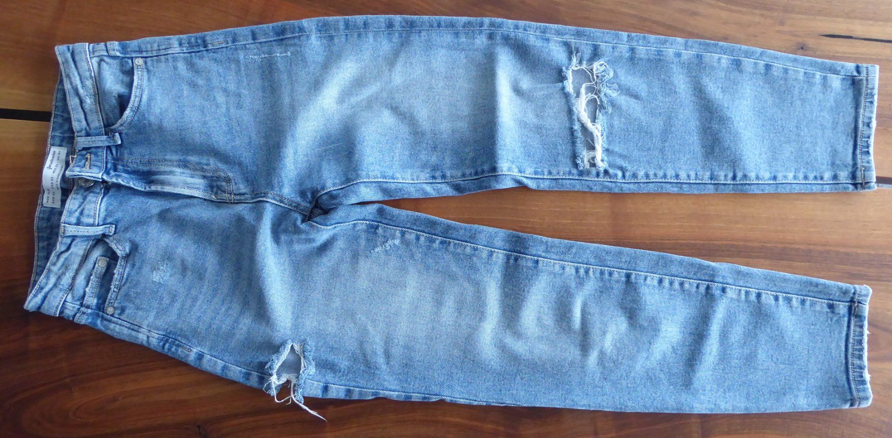 Stradivarius Lotti di vestiti: Jeans Mom Slim blau Size 34 + Pullover grau XS Stradivarius – Usato da Entlebuch venduto da roma6370 1