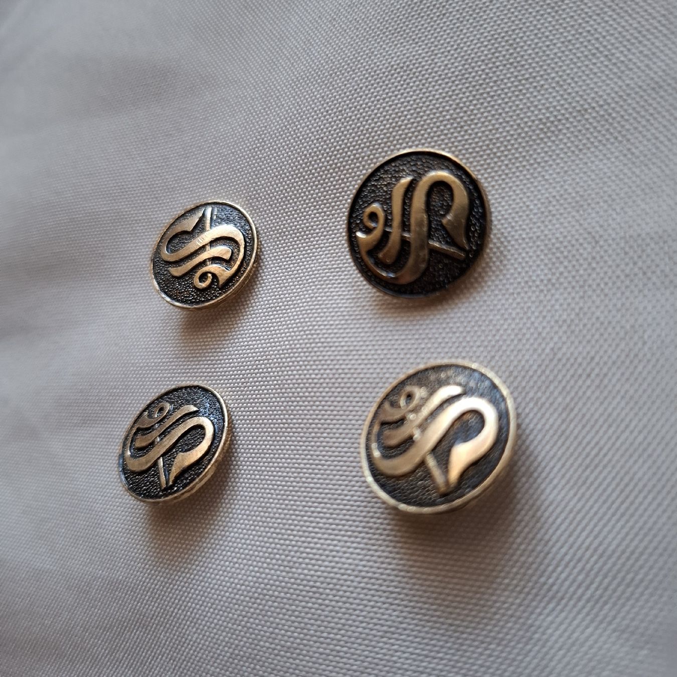 Bottoni: 4er Set Knöpfe, im Monogramm -Style – Usato da Dietikon venduto da Hirschkopf 1