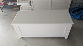 schöne Truhe in Weiss mit viel Stauraum 