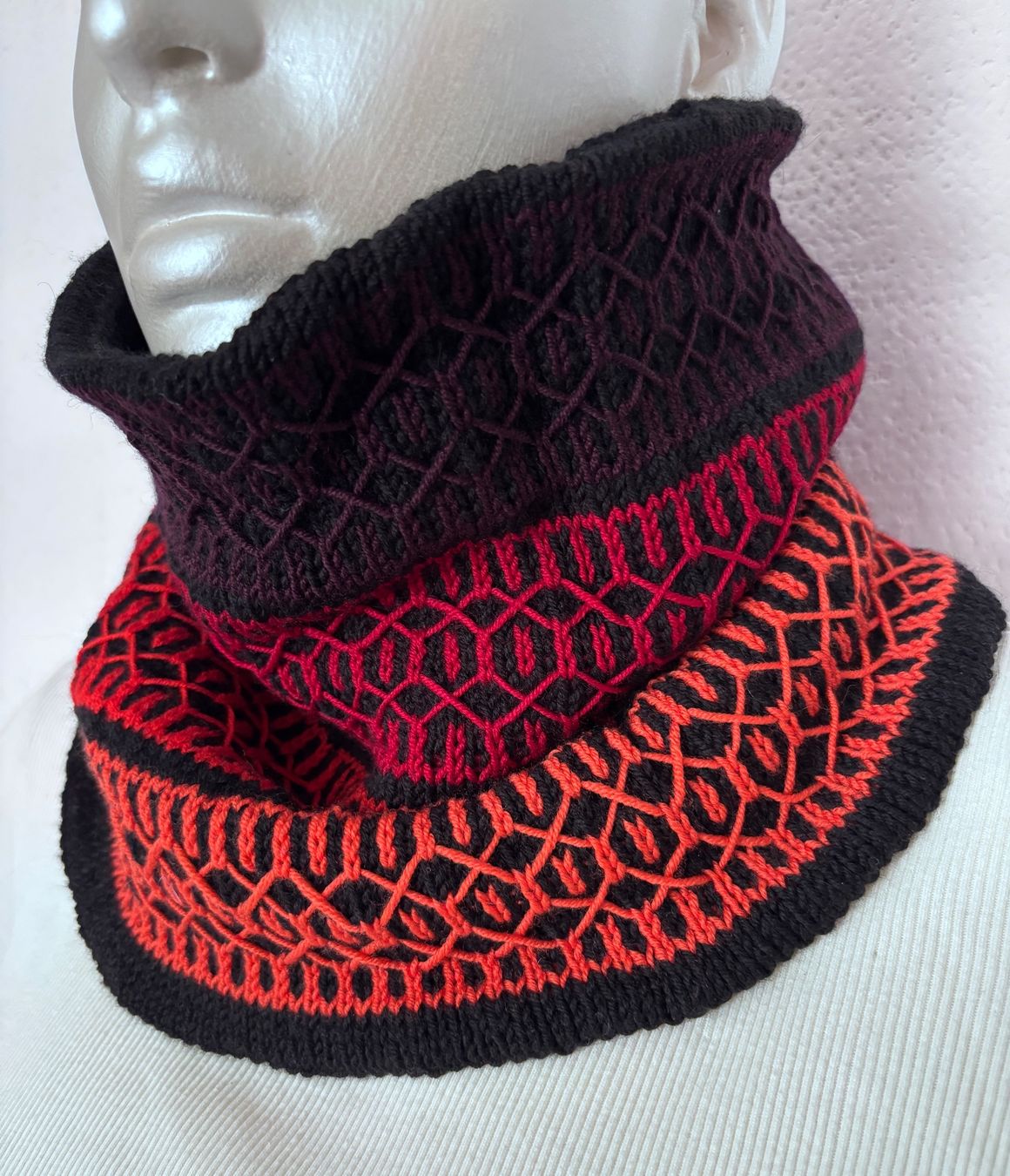 Foulard & Sciarpe: Halswärmer, Kragenschal, Loop, handgestrickt – Nuovo e nell'imballaggio originale da Fislisbach venduto da handglismet 1