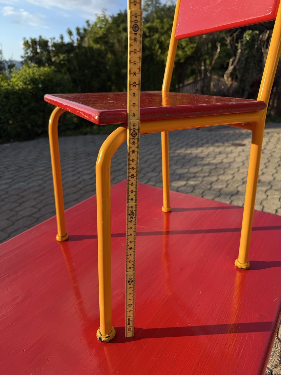 Scrivanie: Vintage Kindertisch mit 2 Stühlen, – Usato da Aarburg venduto da Schatzaffe 5