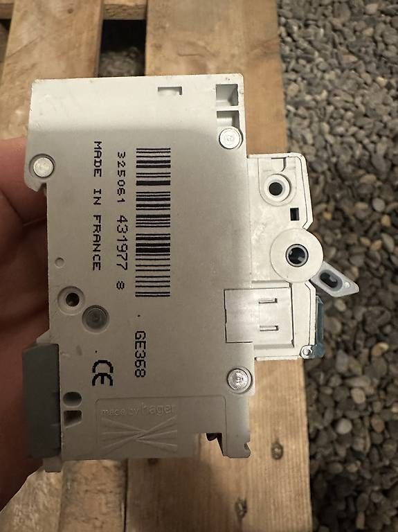 Alimentazione elettrica: Disjoncteur C13 – Usato da Renens venduto da lau_l6j6 1