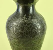 CAIROWARE, GROSSE REICH GRAVIERTE MESSING VASE, UM 1900
