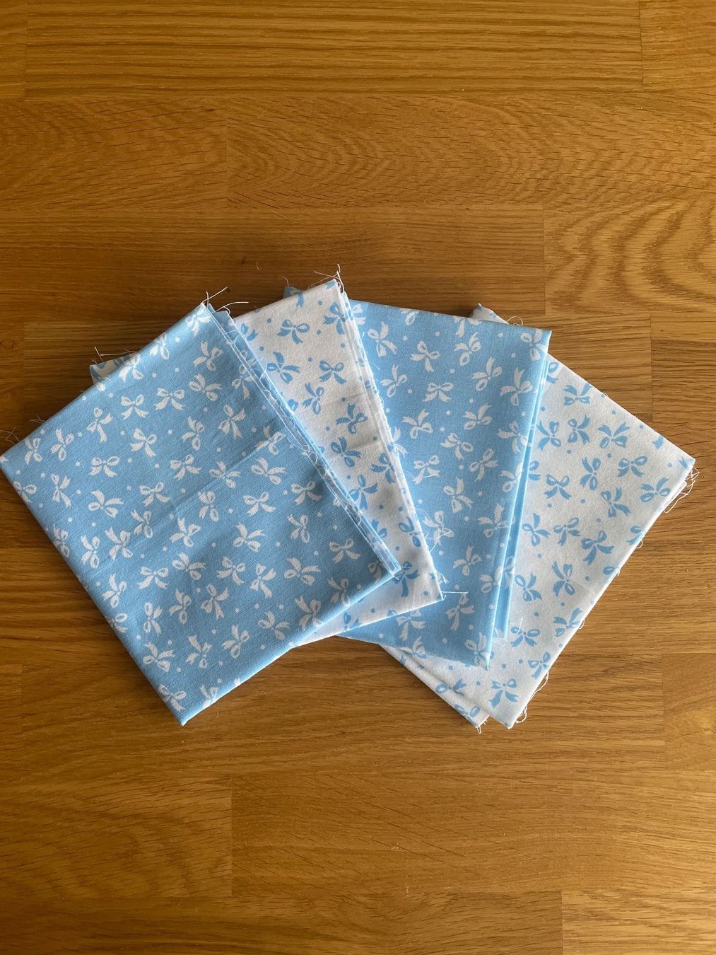 Stoffe: Fat quarter/Coupon patchwork-couture Petits noeuds bleus – Neu und originalverpackt aus Gland von san_xz5j