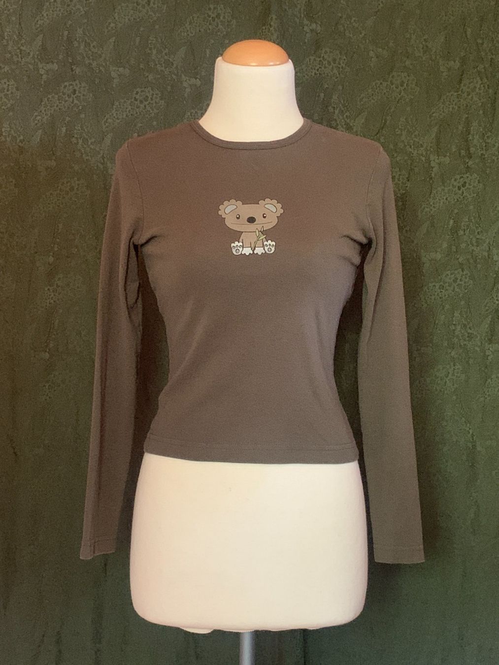 Maglioni & Felpe: Koala-Langarmshirt in Khaki – Usato da Chalais venduto da Decoarts.art 1