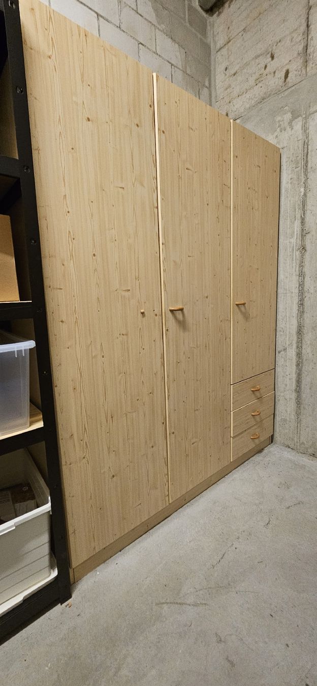 Schränke: Kleiderschrank – Gebraucht aus Zürich von zumbie777