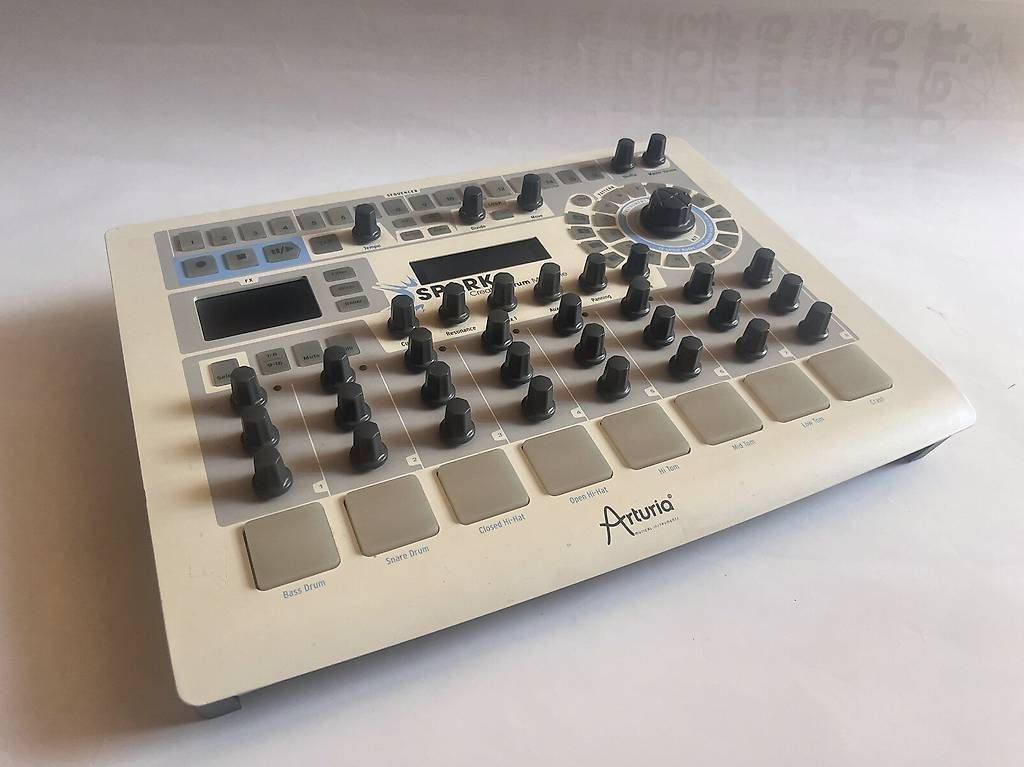 Instruments de musique: Arturia Spark Creative Drum Machine (Controller) – D'occasion à Zürich par Madshock 1