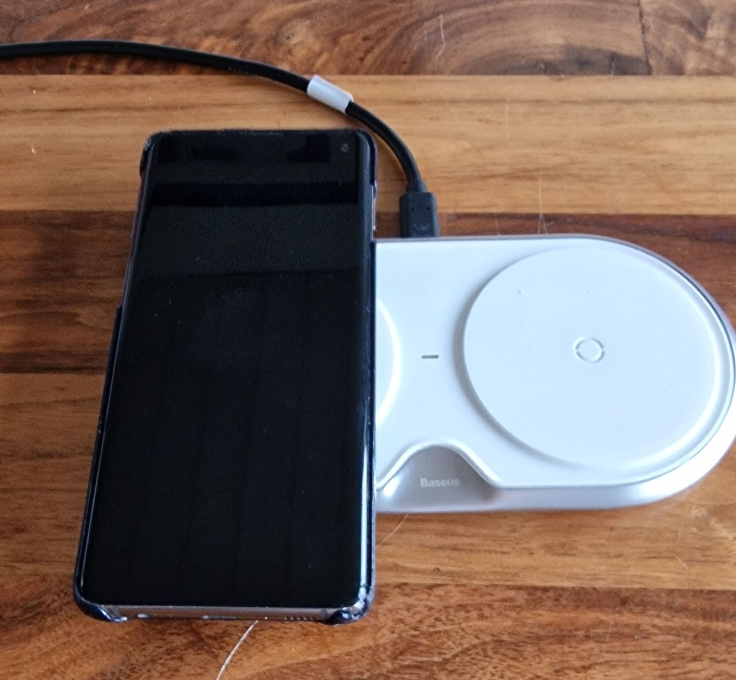 Baseus Caricabatterie: Ladestation Wireless - Doppel 2 Geräte Baseus – Usato da Romanshorn venduto da Niceflyer