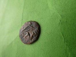 uralte  Bronzemünze 14 mm     0.88 g