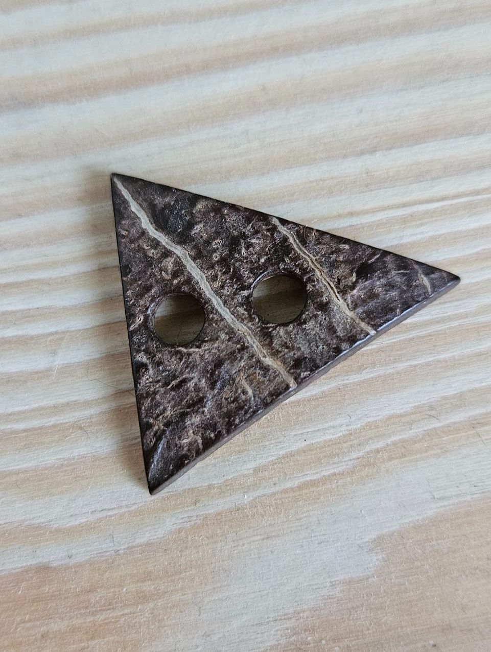 Bottoni: bouton en bois triangle 3cm – Usato da Carouge GE venduto da Lea000