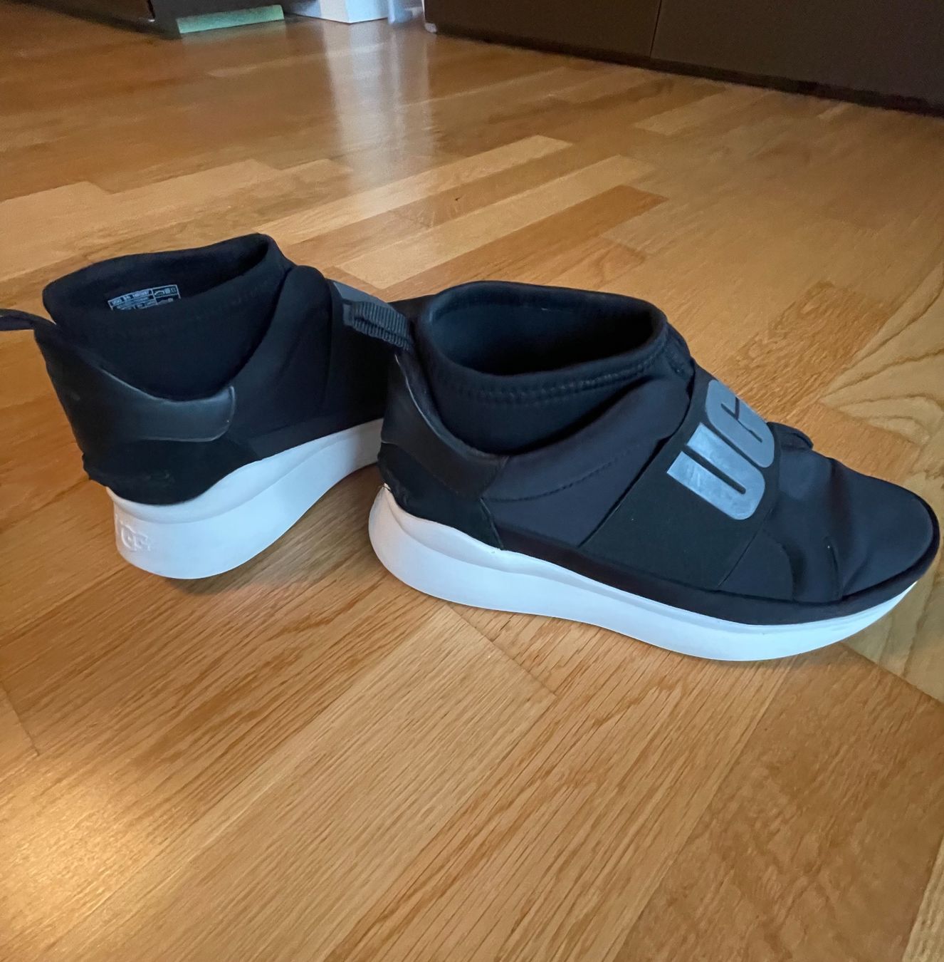Ugg Scarpe da donna: Schuhe UGG aus Grieder – Usato da Richterswil venduto da IrynaL 3