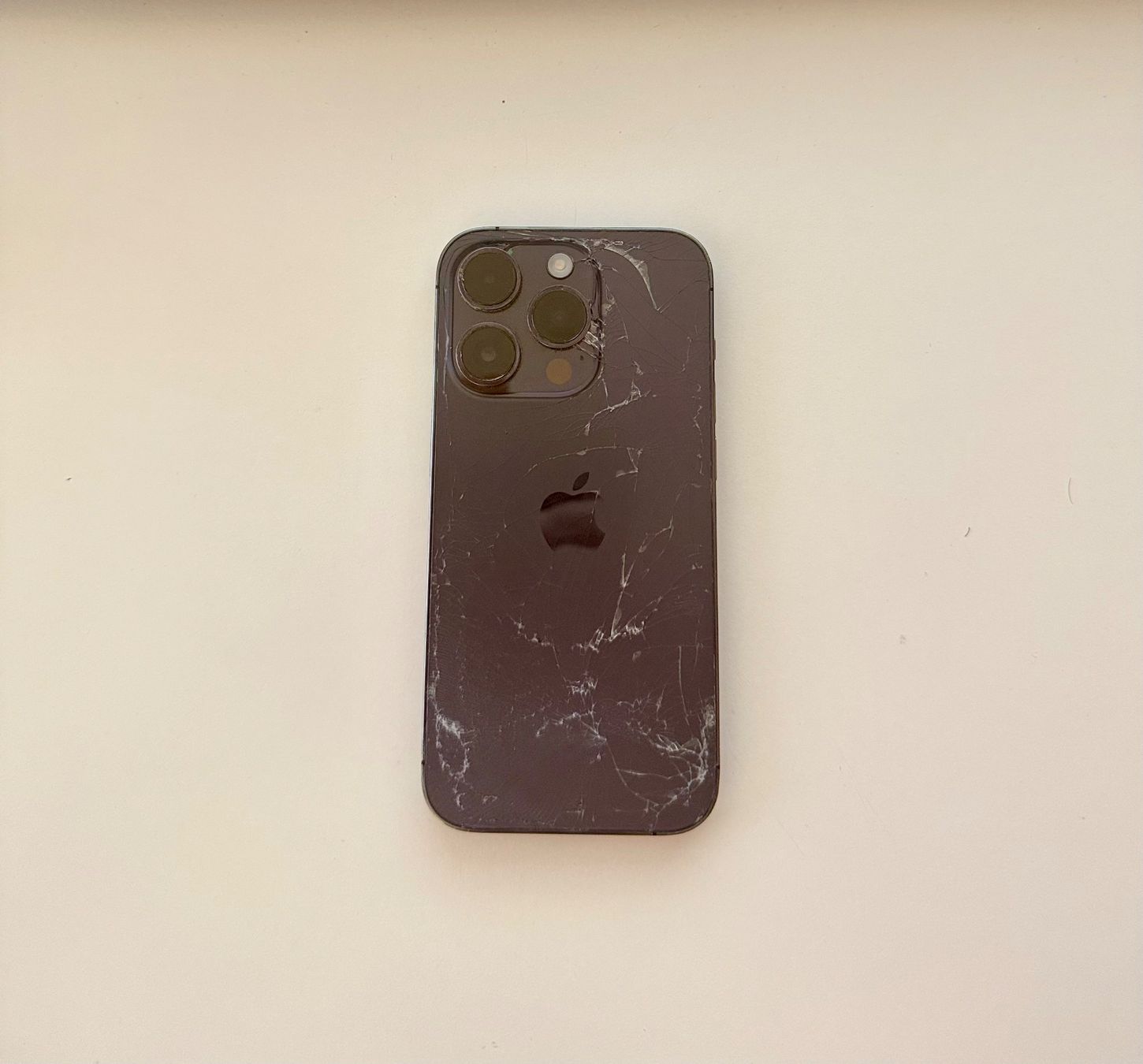 Apple Handys / Smartphones: Iphone 14Pro Backcover defekt – Gebraucht aus Kaiseraugst von defqon1 2