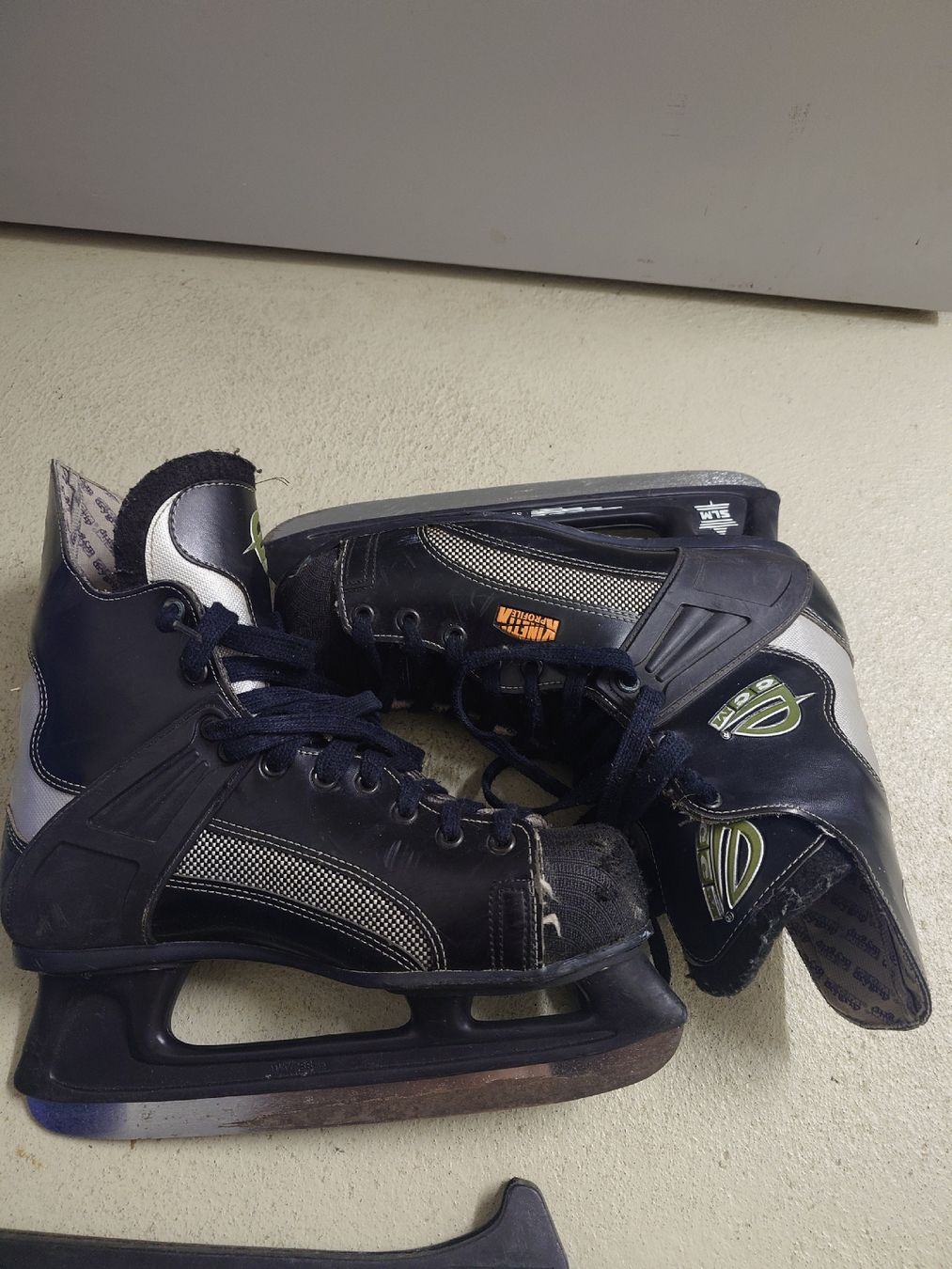 Ccm Pattini da ghiaccio: Eishockey Schlittschuhe CCM Grösse 44.5 – Usato da Wetzikon ZH venduto da Dna77 1