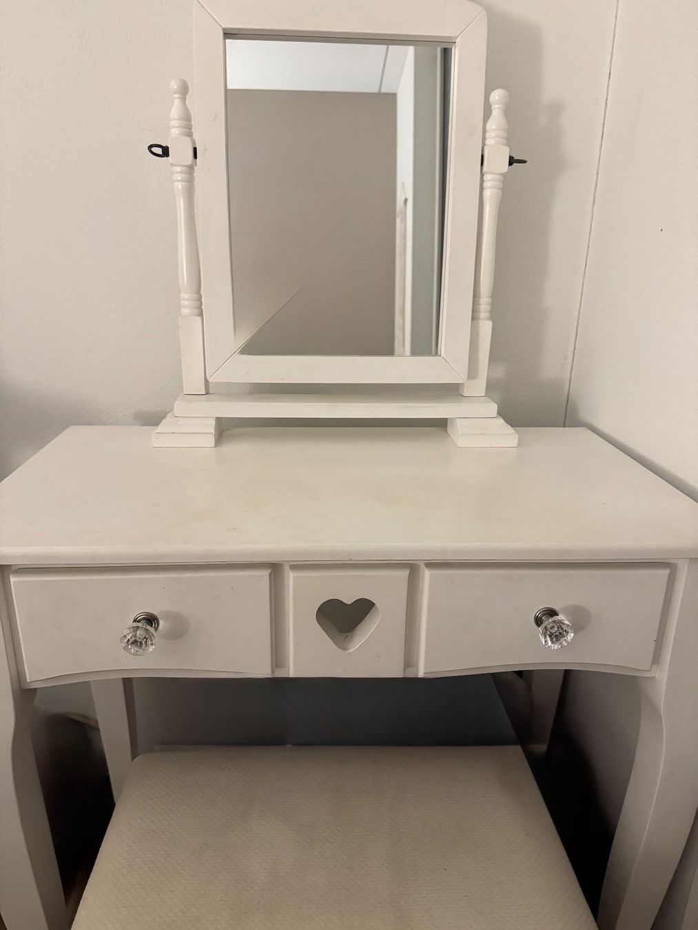 Tavoli da trucco: Dressing Table with Mirror & Chair – Usato da Jona venduto da amy_pjw 2