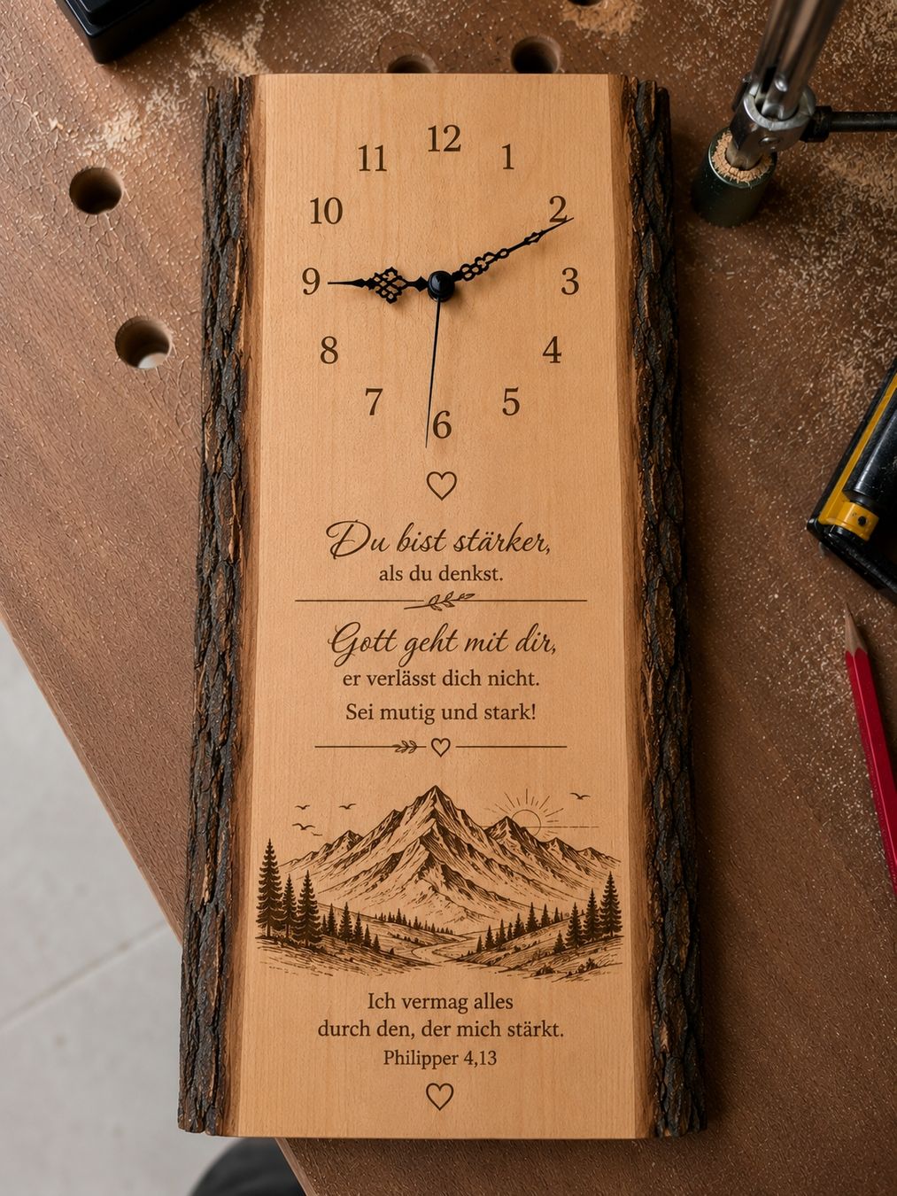Tutte le decorazioni: Holzuhr 20 × 40 cm mit Rinde  – Nuovo e nell'imballaggio originale da Eggiwil venduto da WQ_Emmental