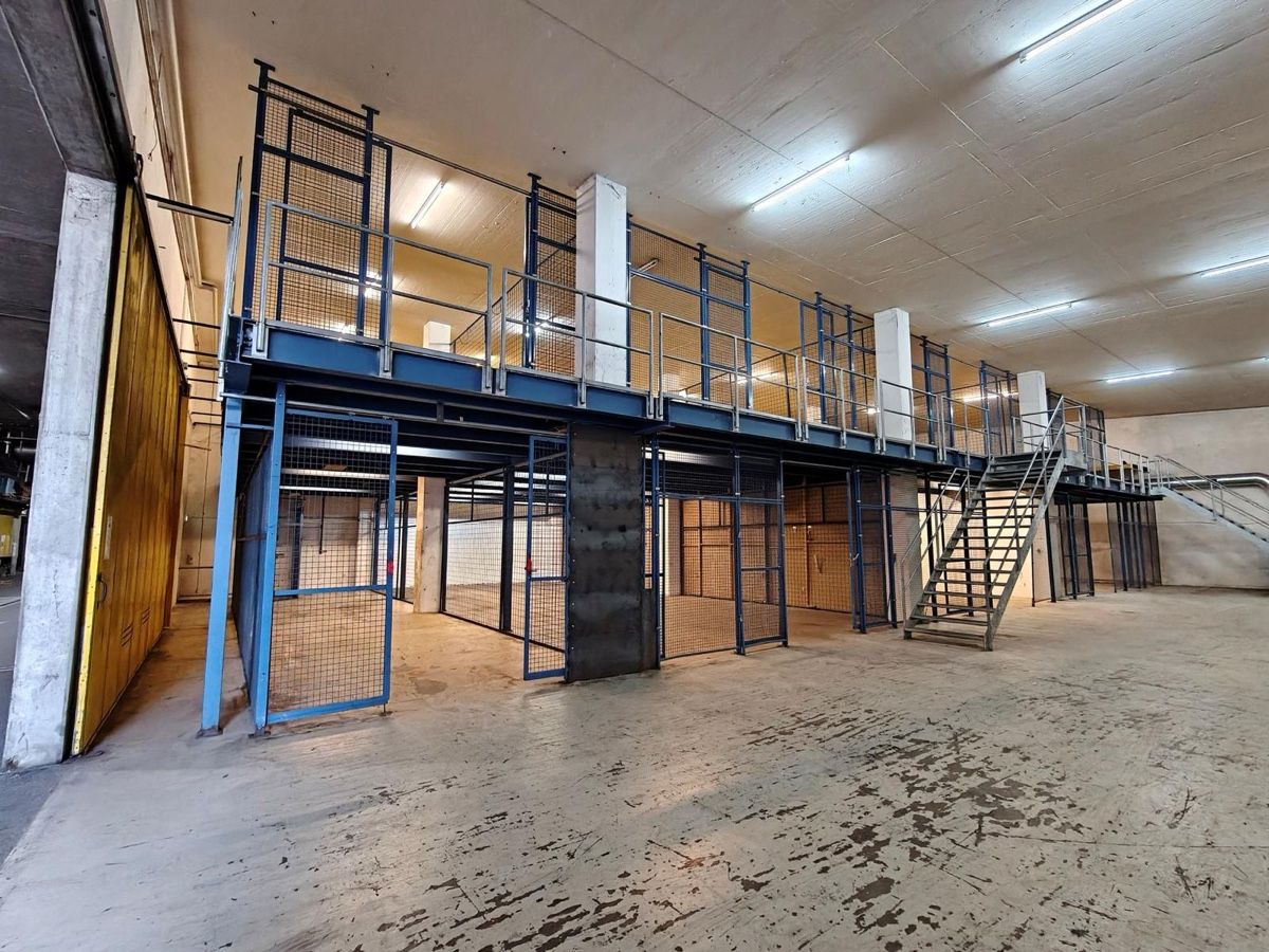 Altro in Decorazioni & Accessori: Stahlpodest inkl. Holzplatten – Usato da Urdorf venduto da RK14