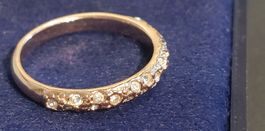 Ring goldfarben, schmal mit vielen Steinen