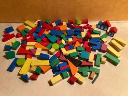 Grand lot de blocs de construction en bois colorés.