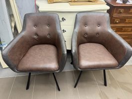 2 moderne und bequeme Stühle im angesagten Vintage-Look an