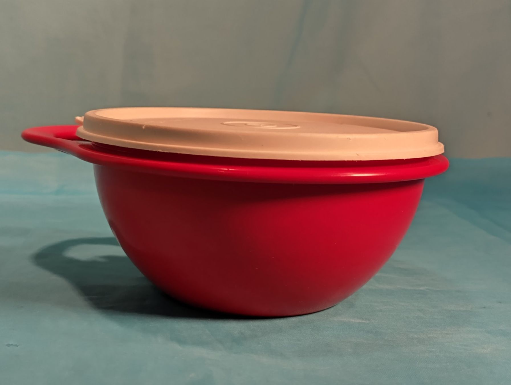 Tupperware Contenitori & Simili: Tupperware Behälter, rot-weiss mit Halterung, 6dl – Usato da Bellach venduto da JingleCherry 1