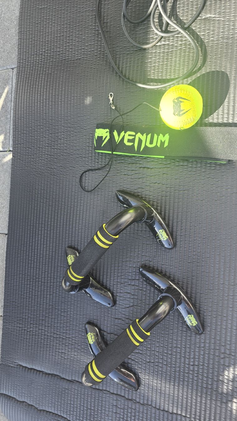 Hometrainer: Venum Trainingsausrüstung – Usato da Rothrist venduto da adniramadani21 2