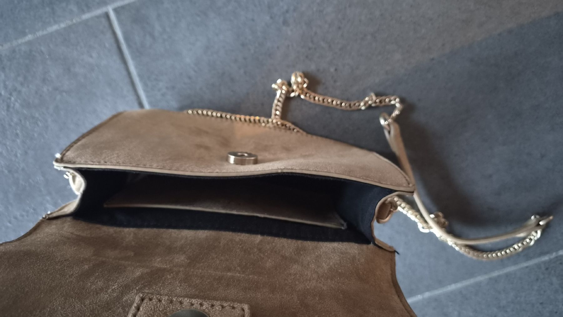 Borse: Umhängetasche beige Wildlederoptik mit Kette – Nuovo (secondo la descrizione) da Fontnas venduto da alastri.na 3