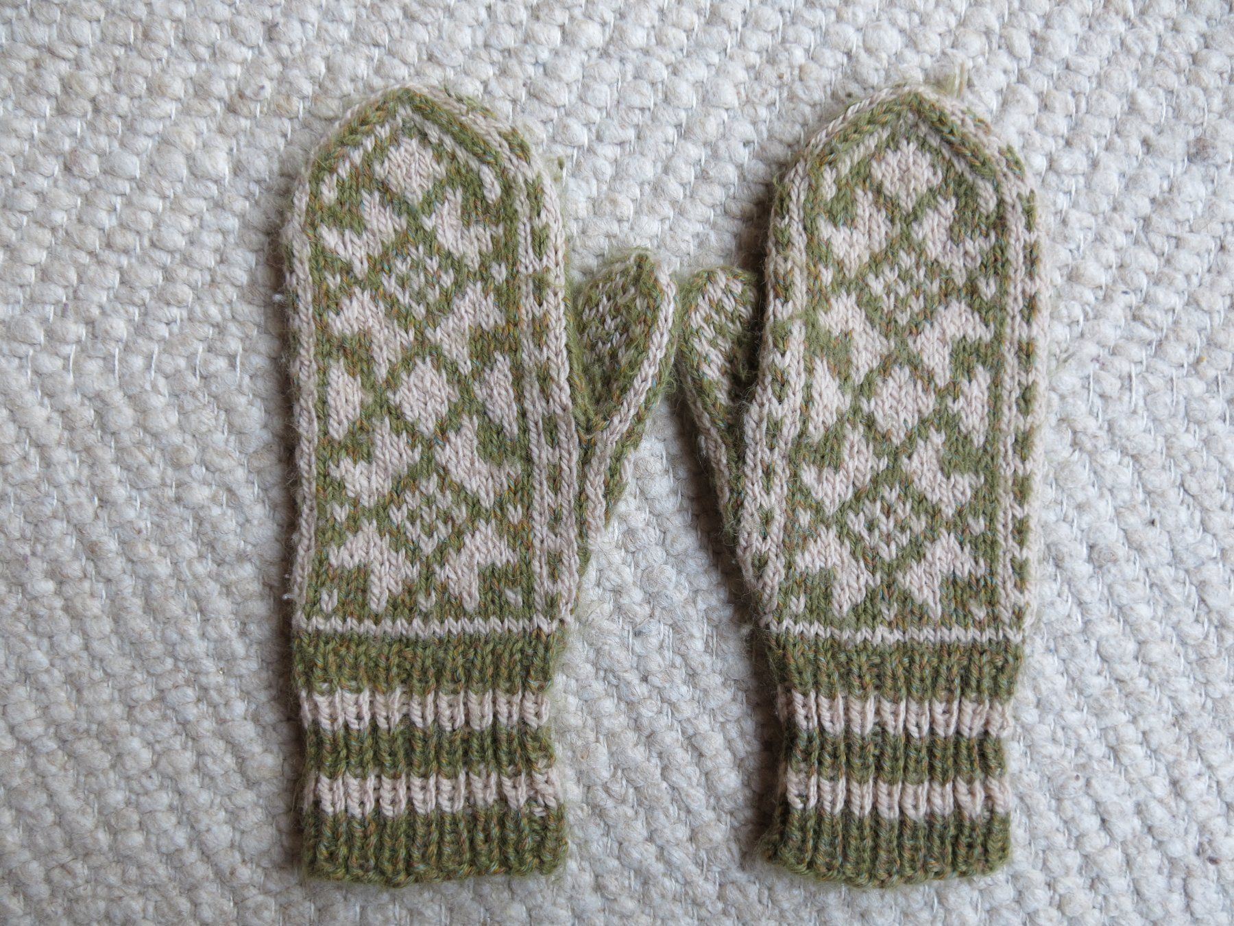 Guanti & manicotti: Handschuhe handgestrickt – Usato da Schwanden i. E. venduto da Magnolia88