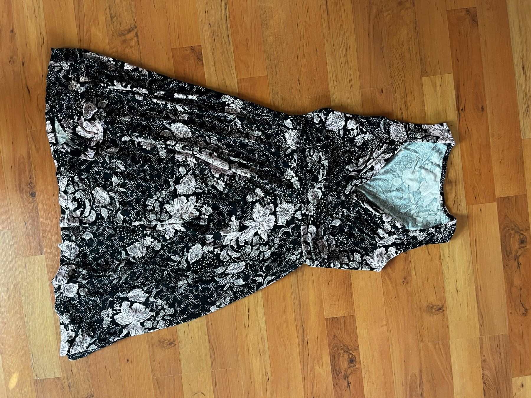 Vestiti: Schwarzes Blumenkleid – Usato da Seuzach venduto da anina.k