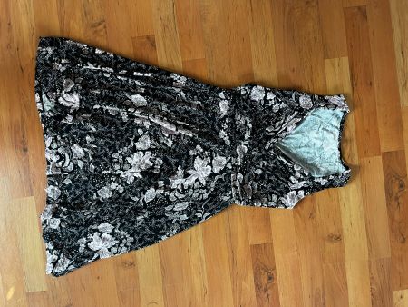 Schwarzes Blumenkleid