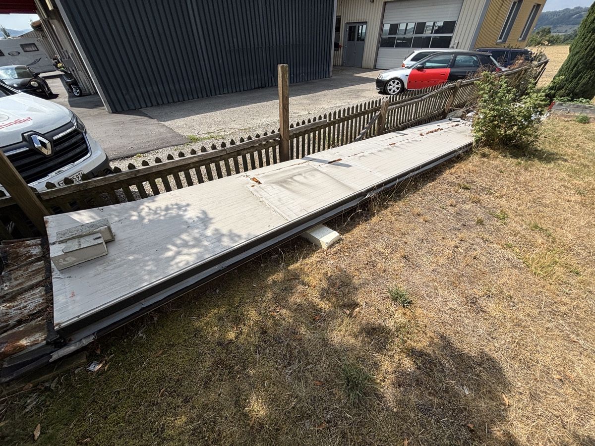 Servierplatten: Blechdach Paneele – Defekt aus Kaltbrunn von Cessnini150