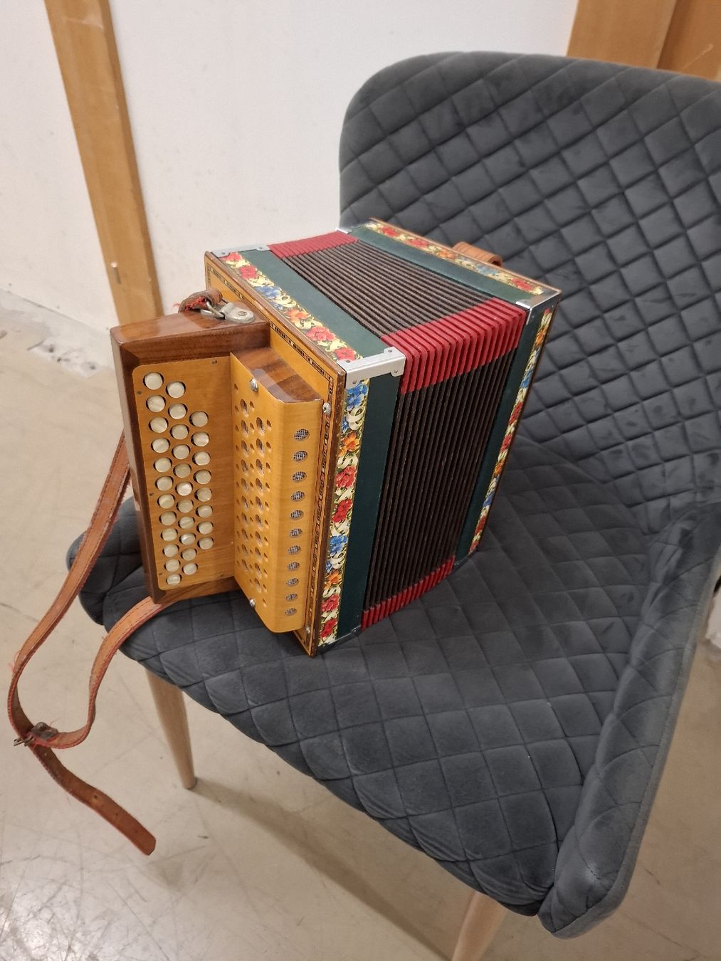 Musikinstrumente: schwyzerorgei – Gebraucht aus Villeneuve von BibiVintage 1