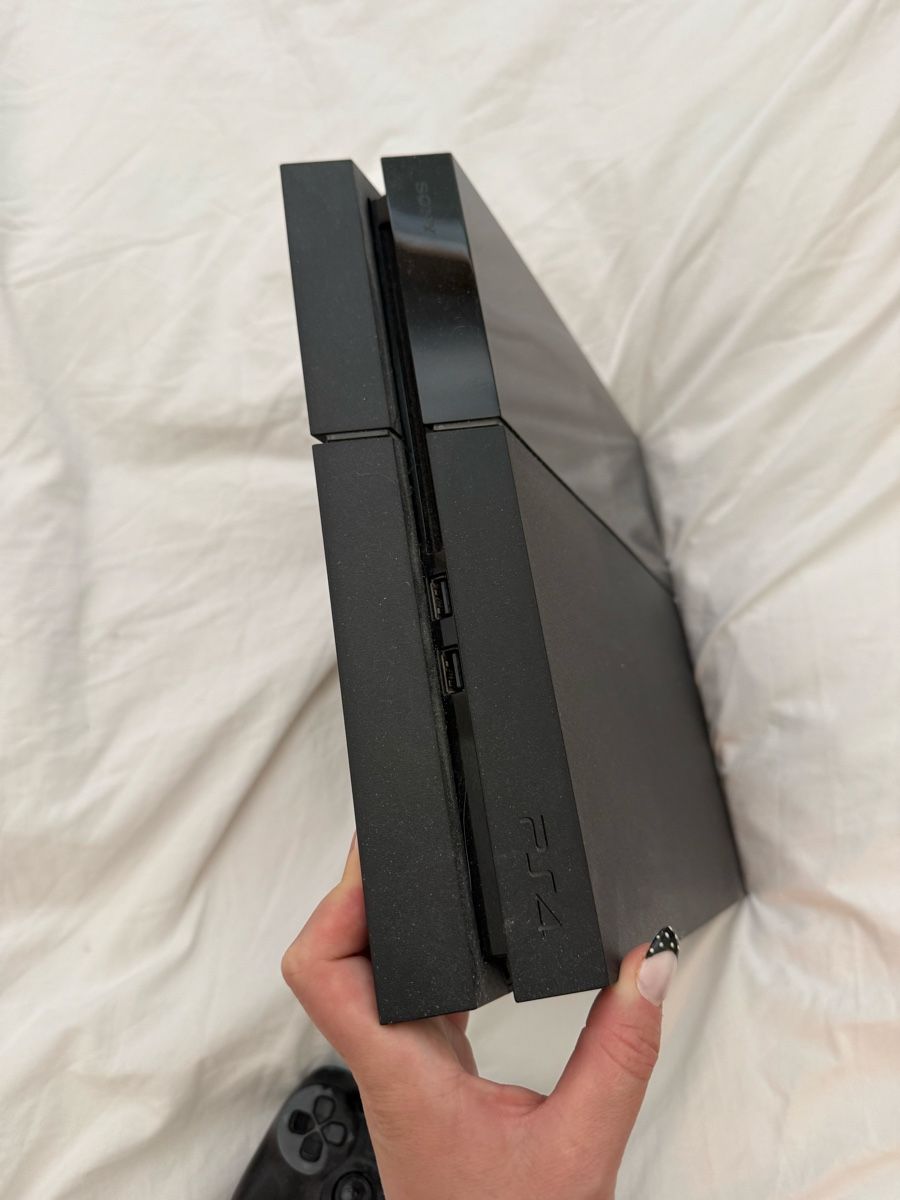 Sony Consoles: Playstation 4 – D'occasion à Ennetbürgen par elainelillyyy 1