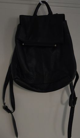 Schwarzer Rucksack aus veganem Leder – Vintage Style