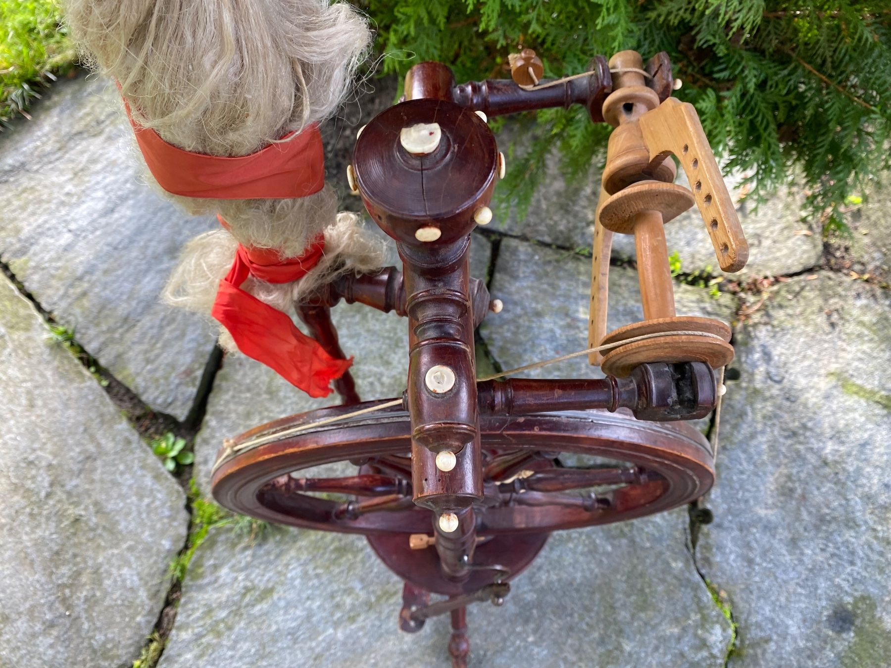 Ruote per filare: schönes antikes Spinnrad mit Flachsstab – Usato da Feldbach venduto da Olive1 4