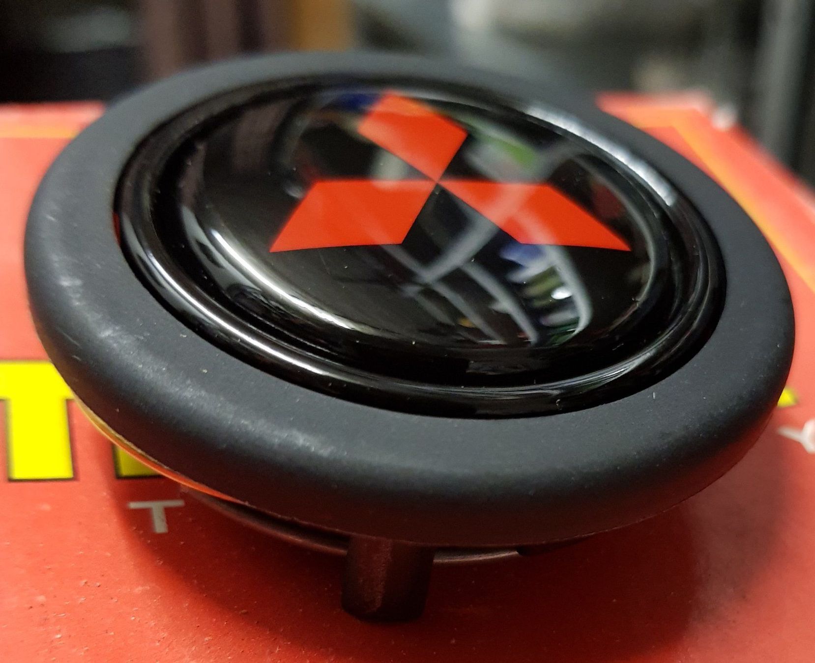 Mitsubishi Tutti pezzi di ricambio auto: Momo Hupenknopf mit Mitsubishi Logo – Nuovo (secondo la descrizione) da Dachsen venduto da Topparts1 1