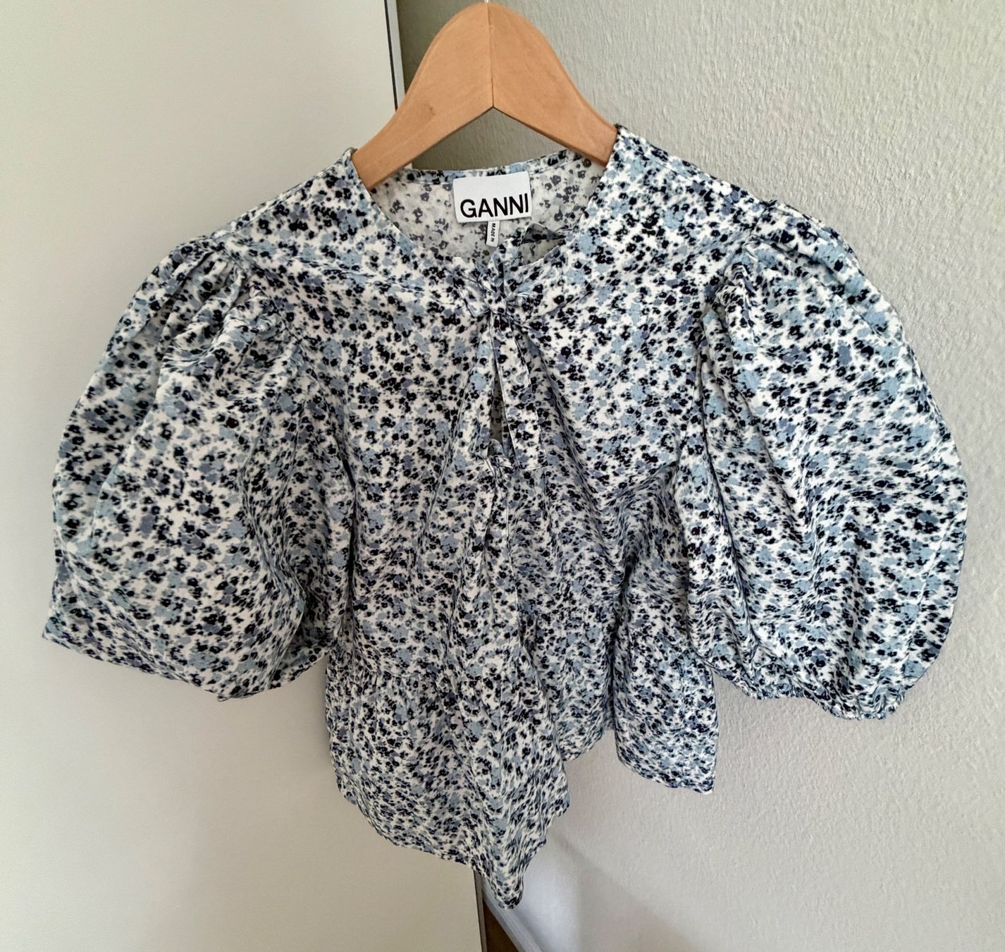Ganni Blusen: Bluse von Ganni – Neu (gemäss Beschreibung) aus St.Gallen von emm_9ydh