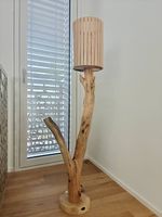 Design Stehhlampe aus Echtholz