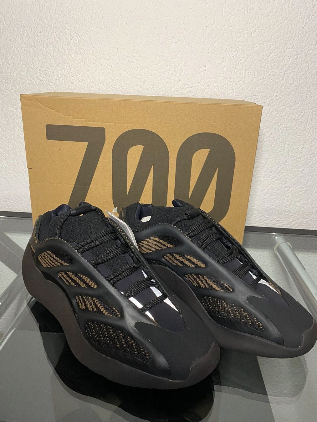Nike Scarpe da uomo: YEEZY 700 V3 CLAY BROWN – Nuovo e nell'imballaggio originale da Obersaxen venduto da Bob-omb