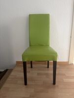 Stuhl im grünem Kunstleder