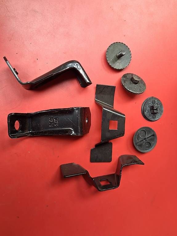 Tutti pezzi di ricambio auto: Opel Stossstangenhalter 16 14 051 – Usato da Huttwil venduto da kadett_78