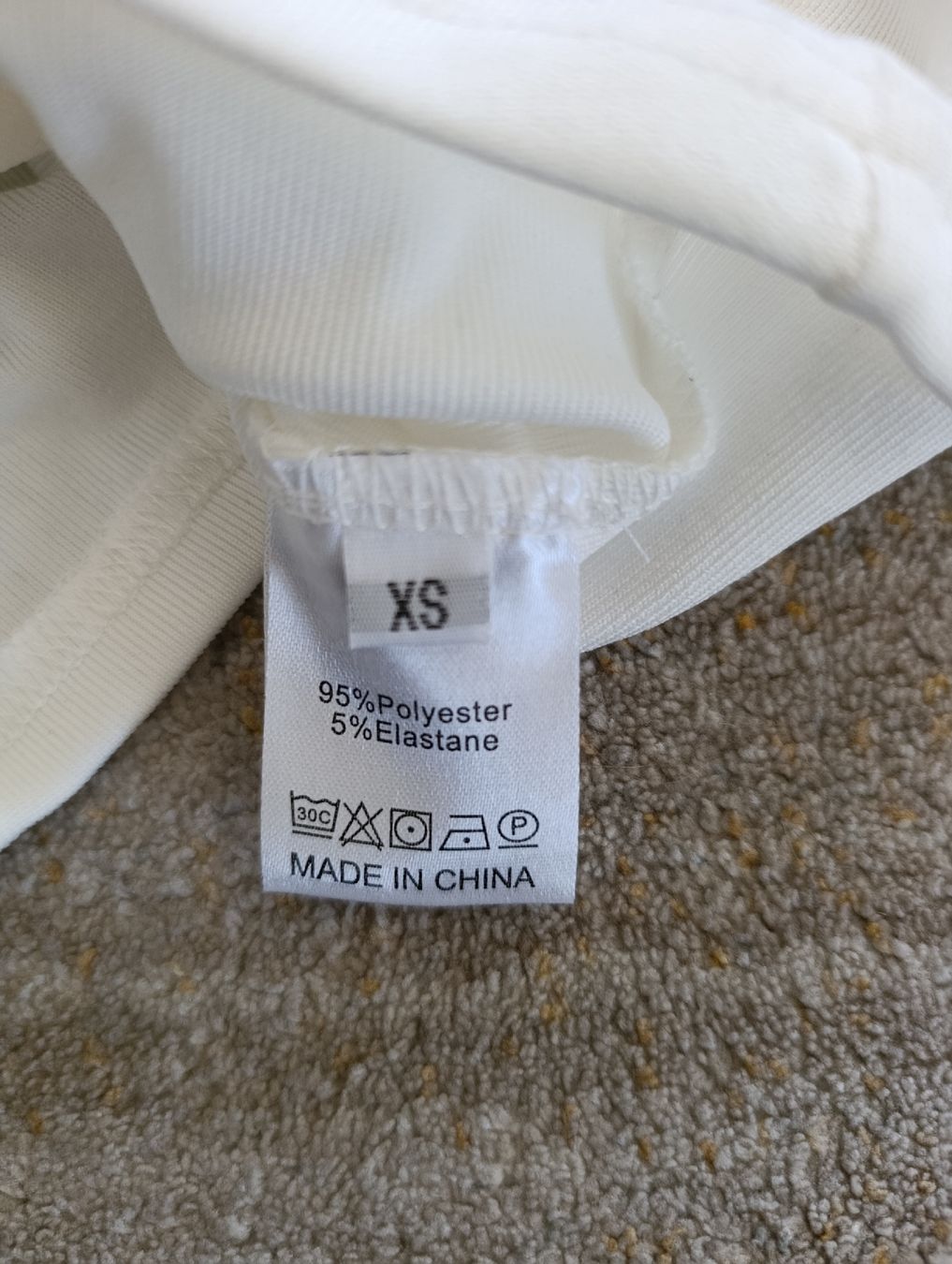 Top: TOP À BRETELLES BLANC COUSSINETS INTÉGRÉS XS – Nuovo (secondo la descrizione) da Sierre venduto da shirley04 4