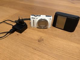 Digitalkamera Nikon Coolpix S9700 weiss mit Zubehör