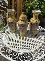 2 Blumenvasen und 1 Deckelvase chinesisch Vintage