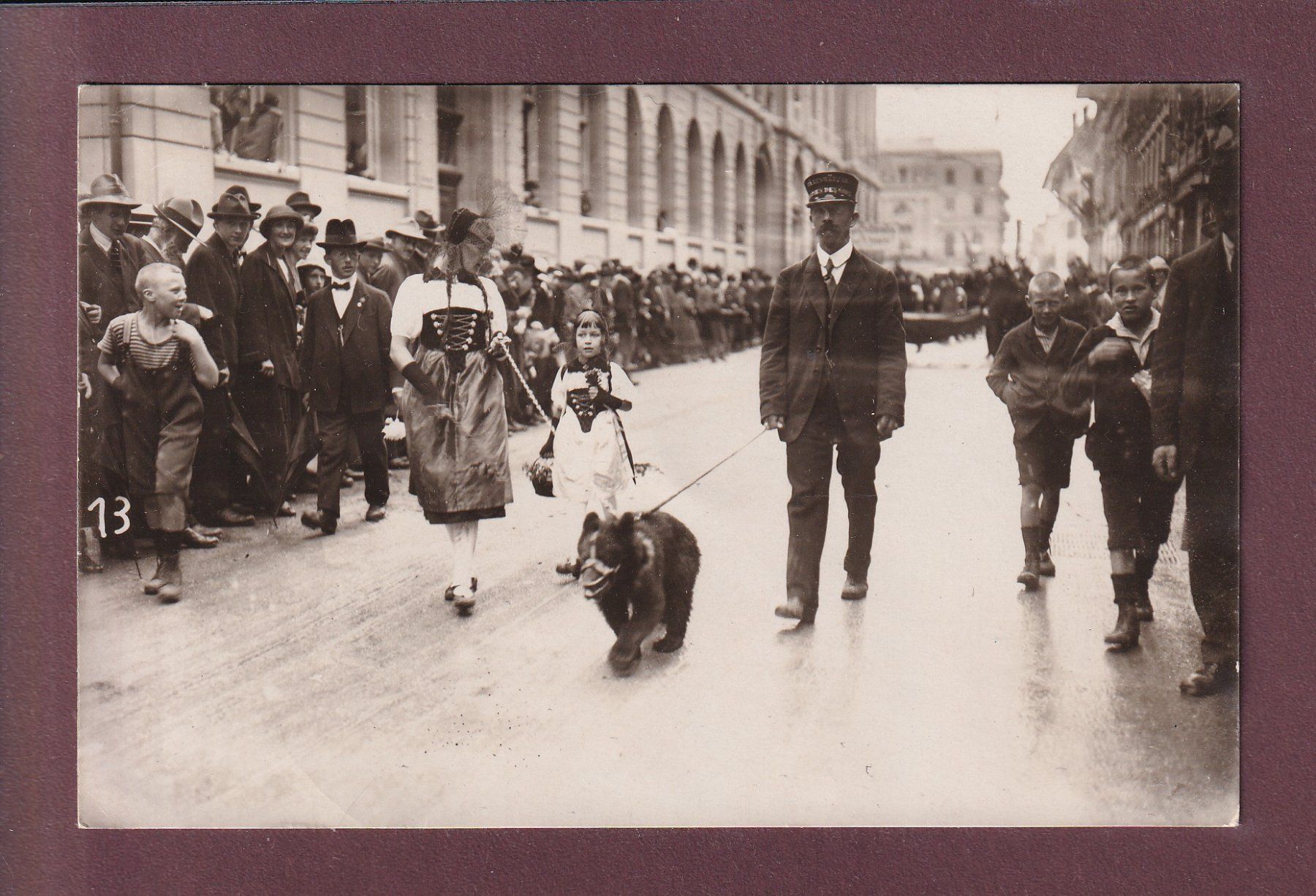 Cartoline postali: Photo - BERN - Tracht und Bär – Usato da Pully venduto da nicecards