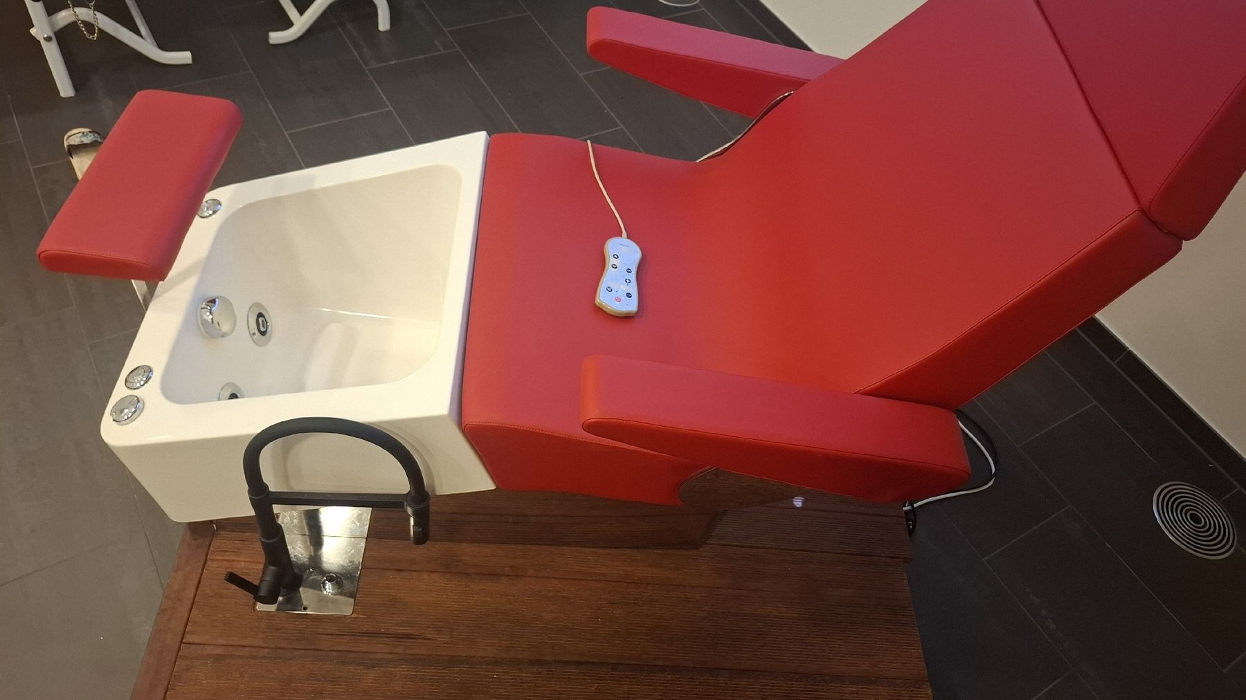 Lettini & sedie per cosmetici: Pedicure Spa Stuhl mit Massagefunktion  – Usato da Gossau SG venduto da zor_k6yd 3