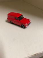 roter Ford Anglia Van Massstab 1/87 der Marke Oxfort Diecast