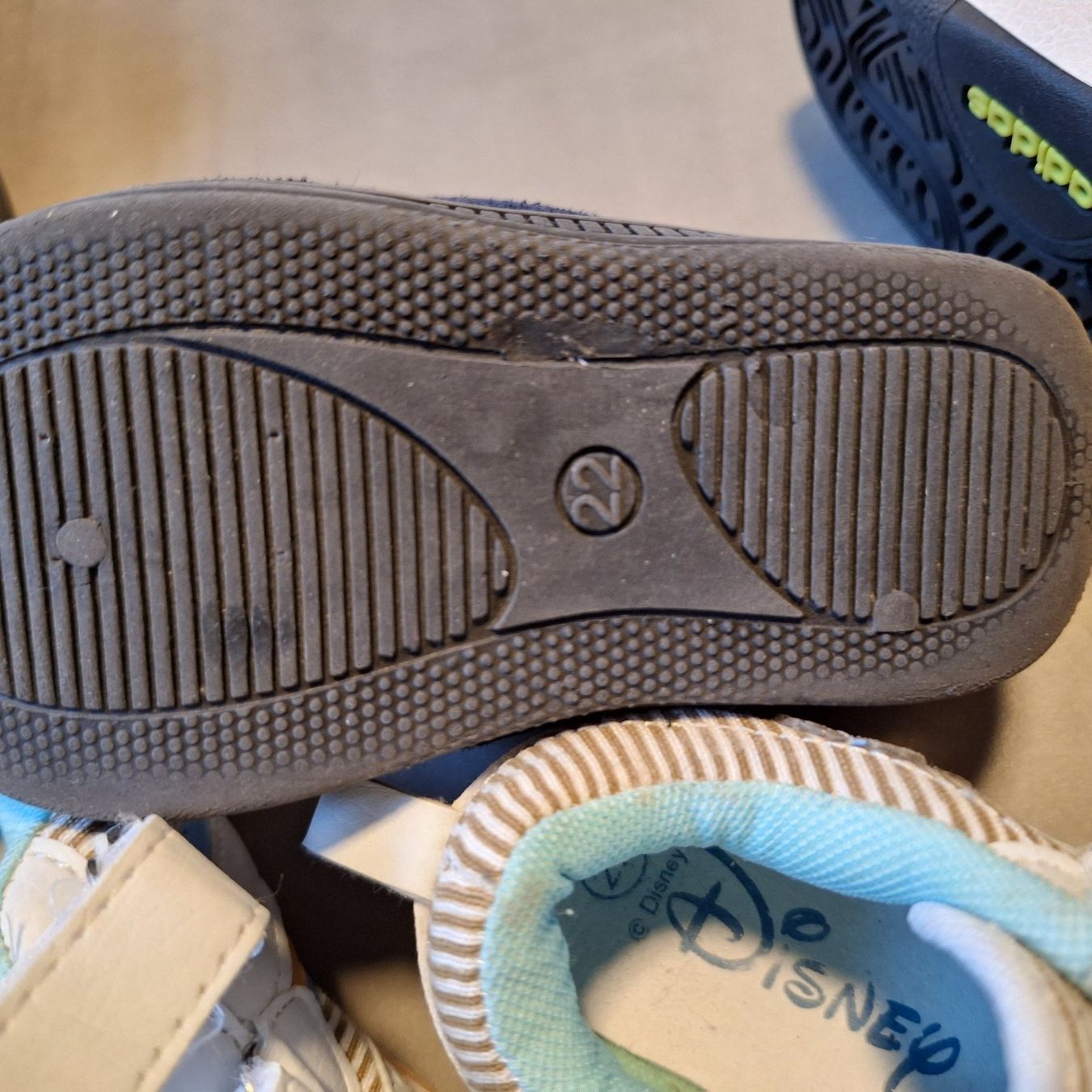 Scarpe per ragazzi: 3 Paar Kinderschuhe Grösse 22 – Usato da Märstetten venduto da activemember 7