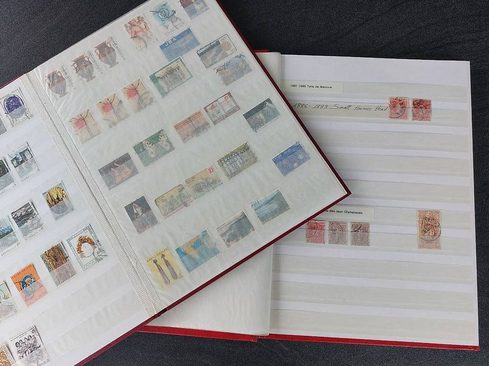 2 albums de timbres Grèce (Gebraucht) in Martigny für CHF 20 – nur ...