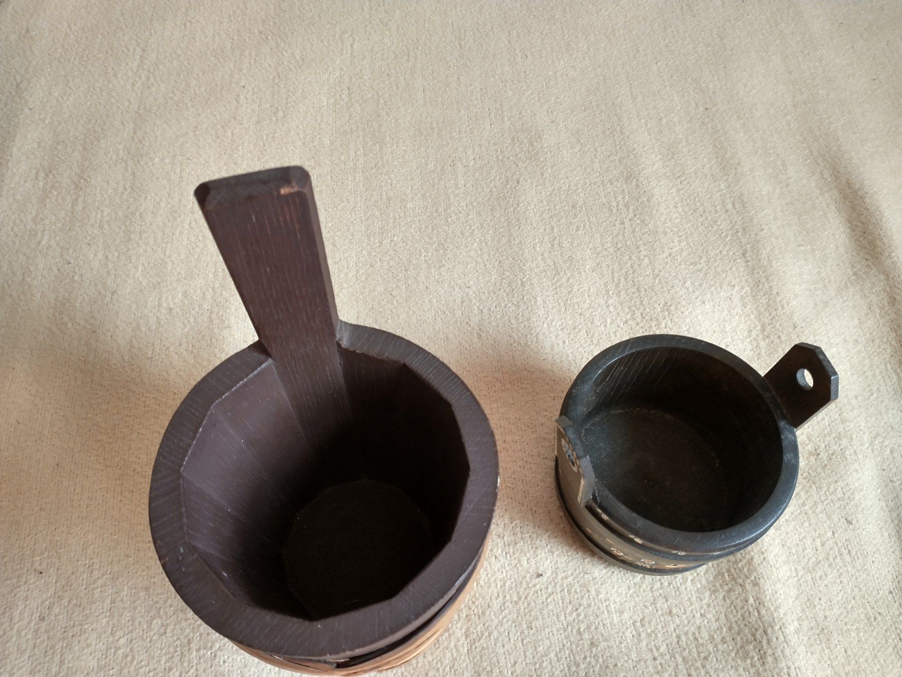 Toutes les décorations: 2 Holz Gefässe/Eimerli, handbemalt mit Blumenmuster – D'occasion à Löhningen par Chimae67 4