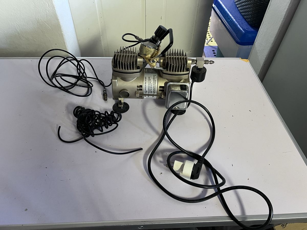 Compressori: Airbrush Kompressor (21) – Usato da Glattfelden venduto da maa_qcj8 1